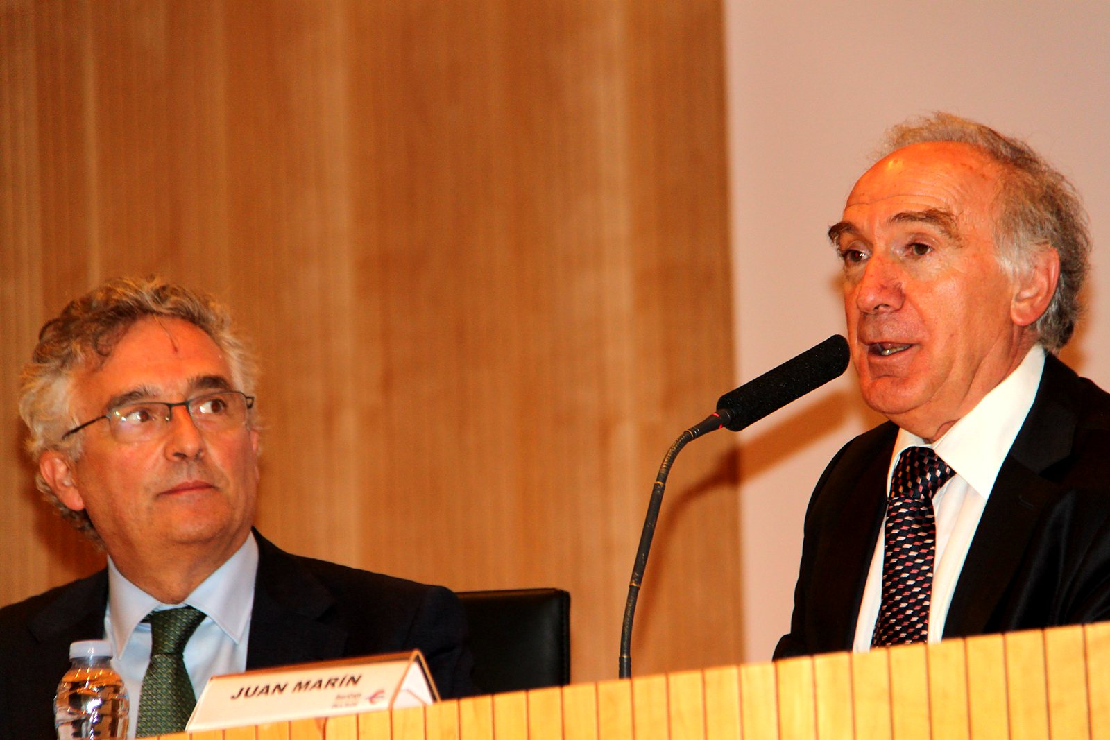 Acto del Cincuentenario de AIDA (2017). Juan Marín, presidente de AIDA, interviene junto a Joaquín Olona