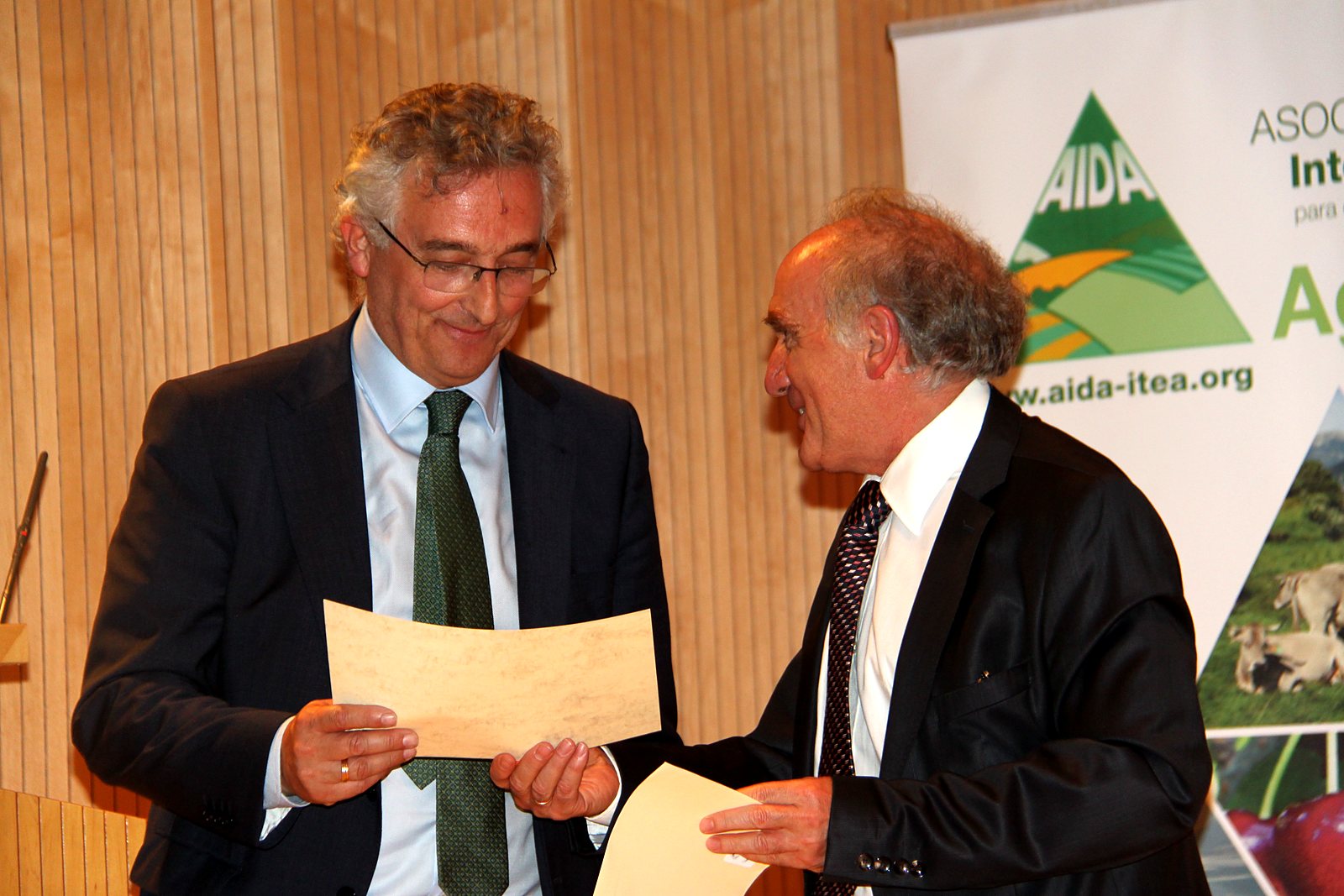 Acto del Cincuentenario de AIDA (2017). Joaquín Olona y Juan Marín, presidente de AIDA, en la entrega de reconocimientos