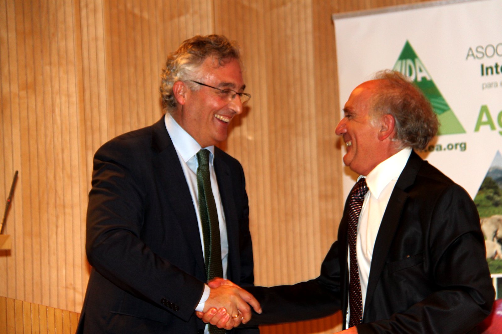 Acto del Cincuentenario de AIDA (2017). Joaquín Olona y Juan Marín, presidente de AIDA, en la entrega de reconocimientos