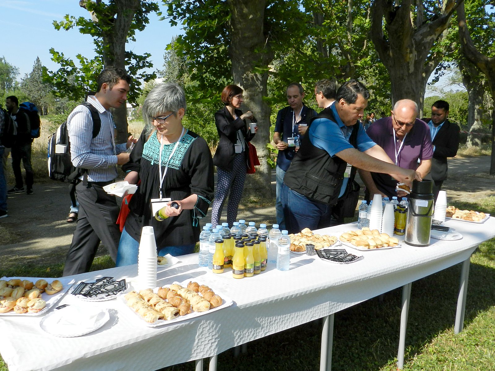 Jornadas AIDA 2017. Pausa café en los jardines del campus