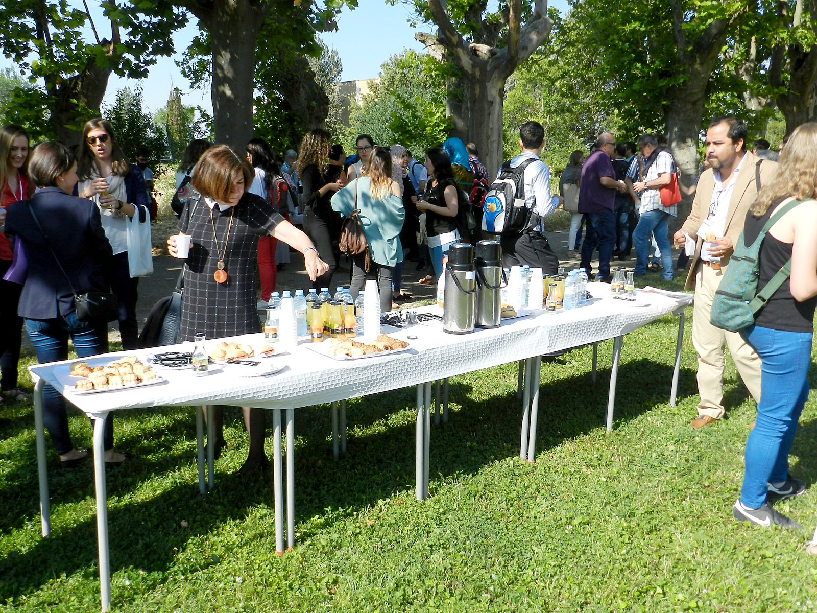 Jornadas AIDA 2017. Pausa café en los jardines del campus