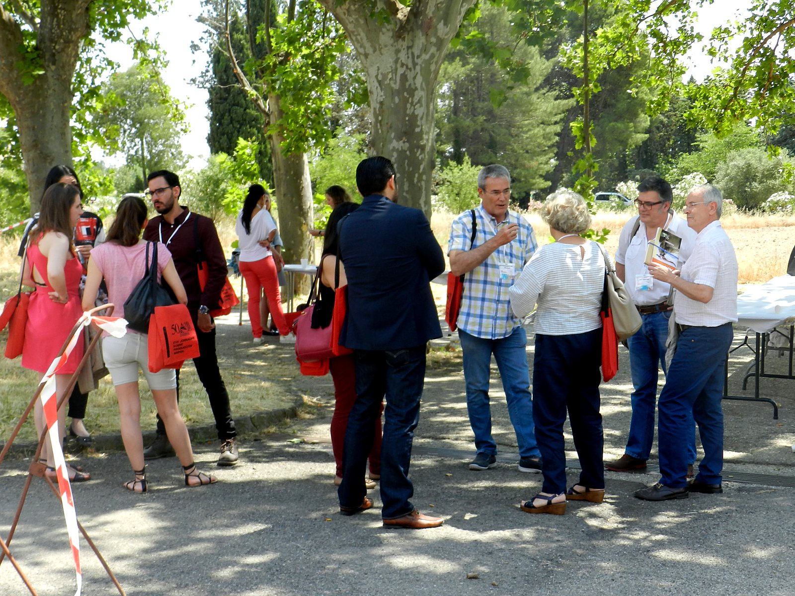 Jornadas AIDA 2017. Sobremesa en los jardines del campus