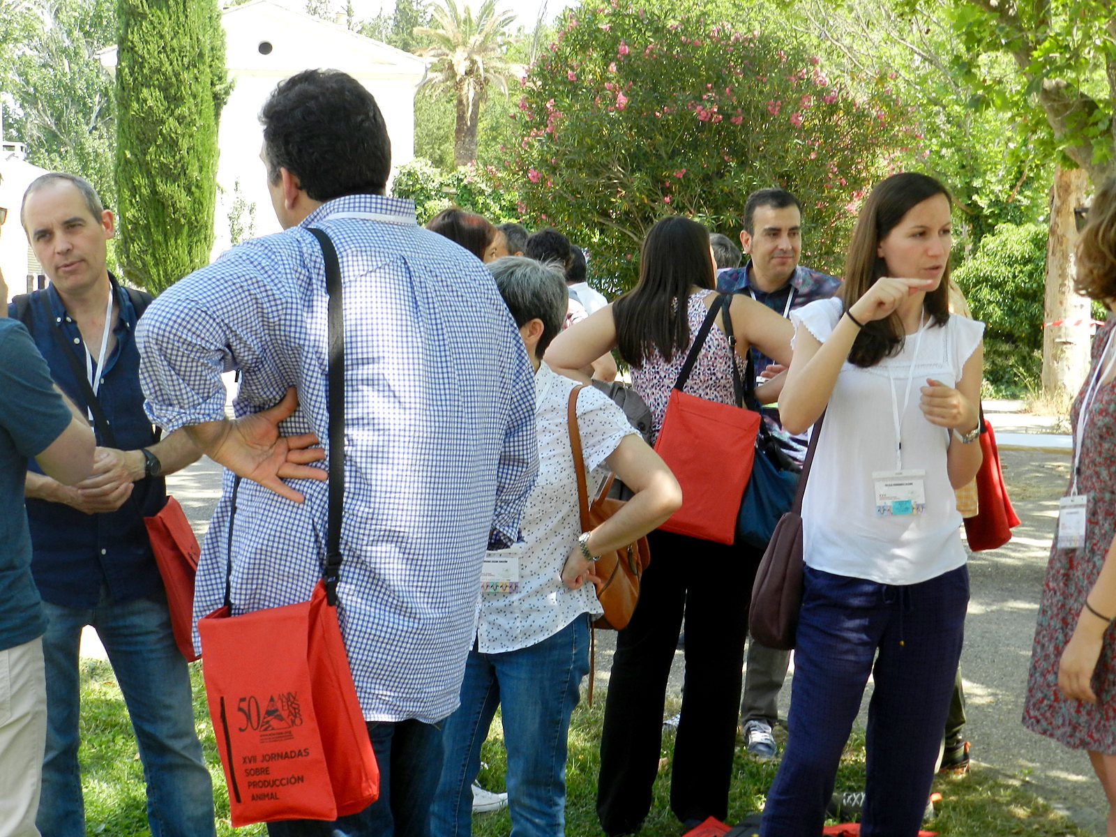 Jornadas AIDA 2017. Sobremesa en los jardines del campus
