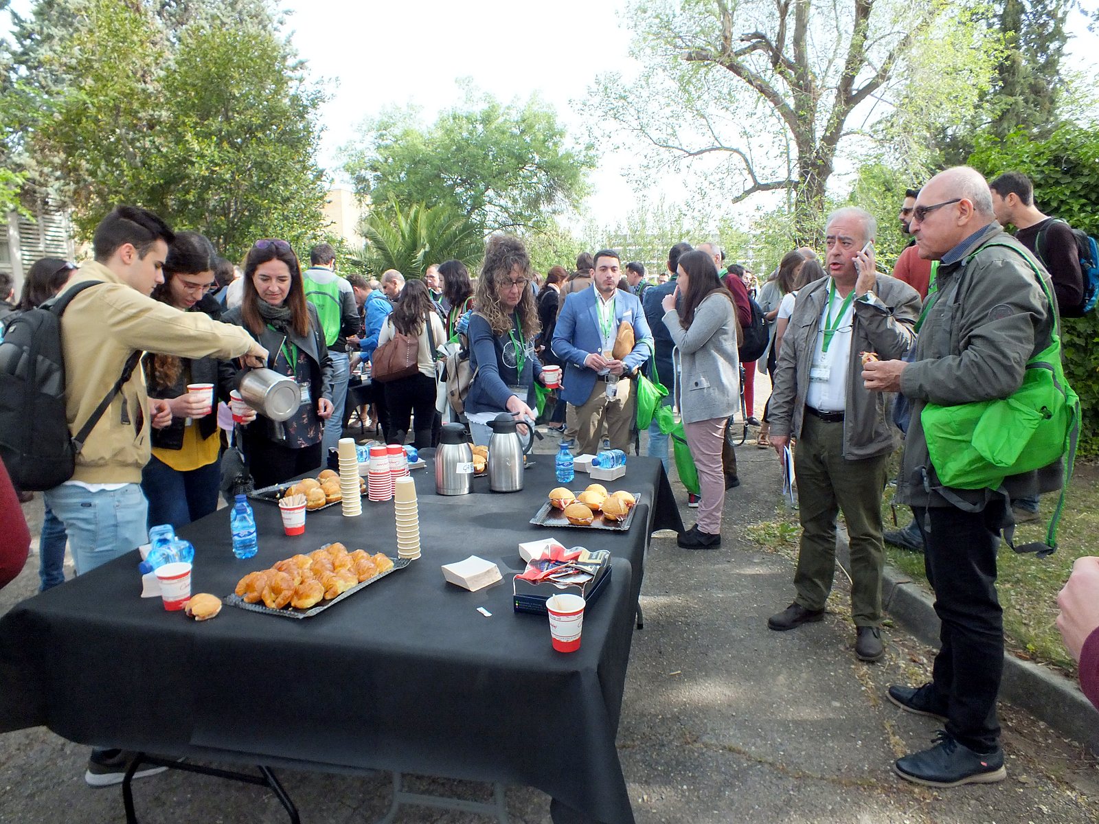 Jornadas AIDA 2019. Pausa café en los jardines del campus
